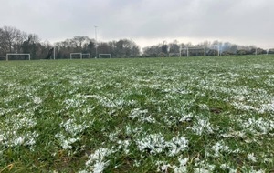 ❄️❄️Quelques flocons ont recouverts nos terrains de football ce matin !! 