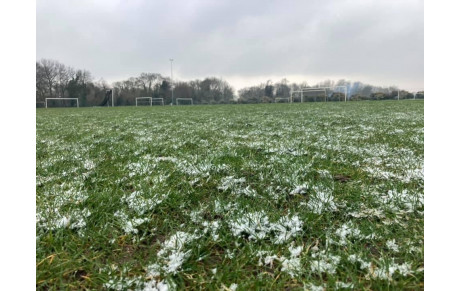 ❄️❄️Quelques flocons ont recouverts nos terrains de football ce matin !! 
